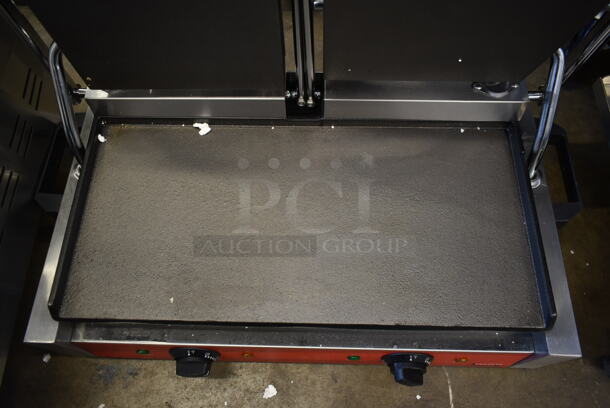 BRAND NEW SCRATCH AND DENT! 2022 Avantco 177PS58 Stainless Steel Commercial Countertop Double Panini Press. 120 Volts, 1 Phase. Tested and Working! - Image 5 of 6