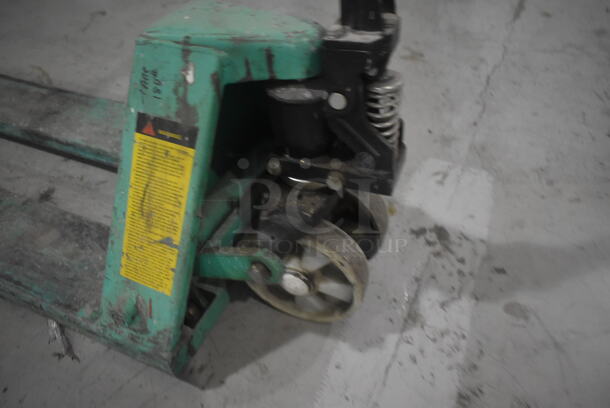 Green Metal 5,500 Pound Capacity Pallet Truck Pallet Jack - Image 2 of 6