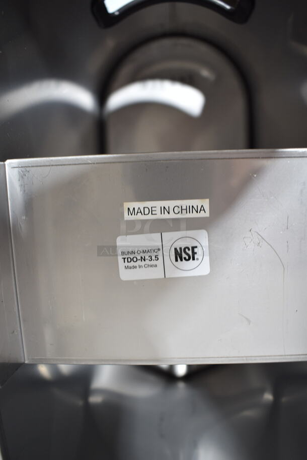 2 BRAND NEW SCRATCH AND DENT! Items; Avantco 177ITD2GRDMV ITD2-GRD-MV 2 Gallon Round Iced Tea Dispenser with Stainless Steel Valve and Bunn TDO-N-3.5 3.5 Gallon Narrow Iced Tea Dispenser. 2 Times Your Bid!  - Image 8 of 8
