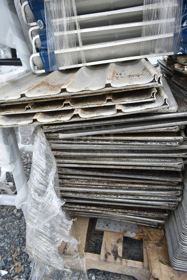PALLET LOT of Approximately 259 Various Loaf Baking Pans Including 6 Loaf Baking Pans, Full Size Baking Pans. 259 Times Your Bid! - Image 10 of 11