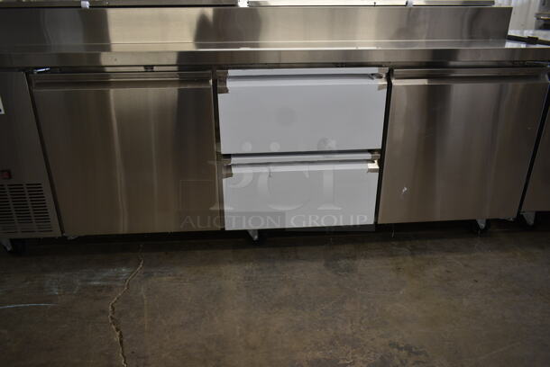 BRAND NEW SCRATCH AND DENT! 2023 Avantco 178SSPPT3 Stainless Steel Commercial Pizza Prep Table w/ 2 Doors and 2 Drawers on Commercial Casters. 115 Volts, 1 Phase. Tested and Working! - Image 4 of 9
