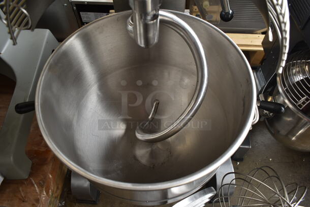 BRAND NEW SCRATCH AND DENT! Avantco 177MX40H Metal Commercial Floor Style 40 Quart Planetary Dough Mixer w/ Stainless Steel Mixing Bowl, Bowl Guard, Dough Hook, Paddle and Whisk Attachments. 240 Volts, 1 Phase.  - Image 9 of 11