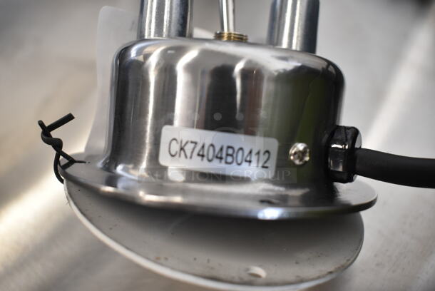 BRAND NEW SCRATCH AND DENT! Metal 2 Head Warming Lamp. Tested and Working! - Image 4 of 4