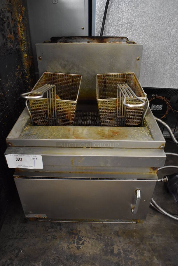 Cecilware Stainless Steel Commercial Countertop Natural Gas Powered Deep Fat Fryer w/ 2 Metal Fry Baskets. 18x23x25