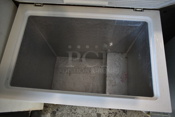 Vissani MDCF7WH Metal Chest Freezer w/ Hinge Lid. 115 Volts, 1 Phase. Tested and Working! - Image 4 of 6