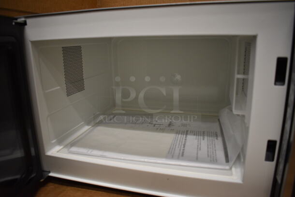 BRAND NEW! 2021 Panasonic Model NE-1054F Metal Countertop Microwave Oven w/ Plate. 120 Volts, 1 Phase. 20x13x12 - Image 4 of 5
