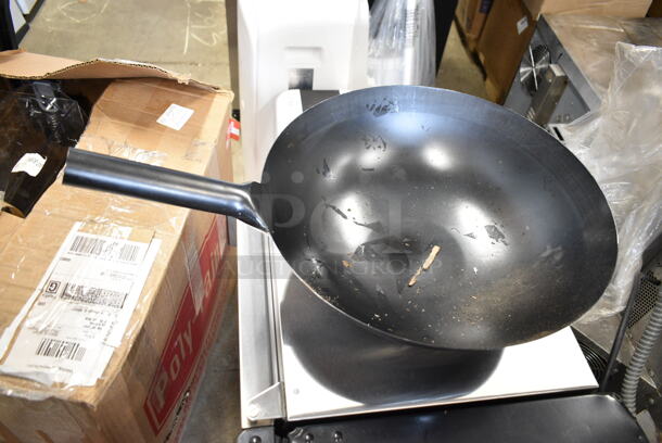 4 LIKE NEW! Items; 407SEW1030 Vollrath N7012 Arkadia 12" Aluminum Non-Stick Fry Pan, 407EW1030 Vollrath 7012 Arkadia 12" Aluminum Fry Pan, 980062008 Matfer Bourgeat 062008 15 3/4" Black Carbon Steel Fry Pan. 4 Times Your Bid! - Image 3 of 10
