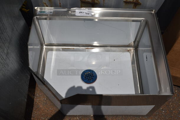 BRAND NEW SCRATCH AND DENT! Regency 600SM202812C 16-Gauge Stainless Steel One Compartment Corner Mop Sink with Notched Front - 28" x 20" x 12" Bowl - Image 3 of 4