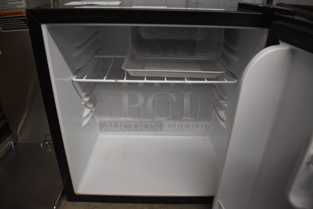 Frigidaire EFR100 Metal Mini Cooler. 115 Volts, 1 Phase. 18x18x20. Tested and Working! - Image 4 of 6