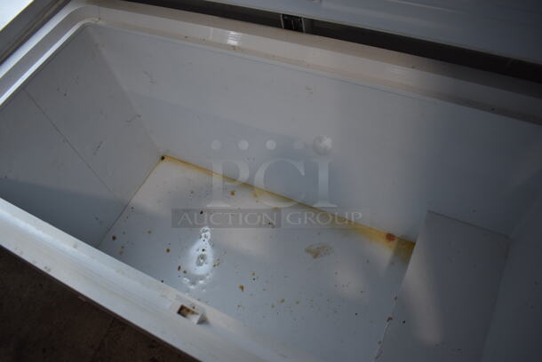 Frigidaire Metal Chest Freezer. 115 Volts, 1 Phase. Tested and Working! - Image 4 of 5