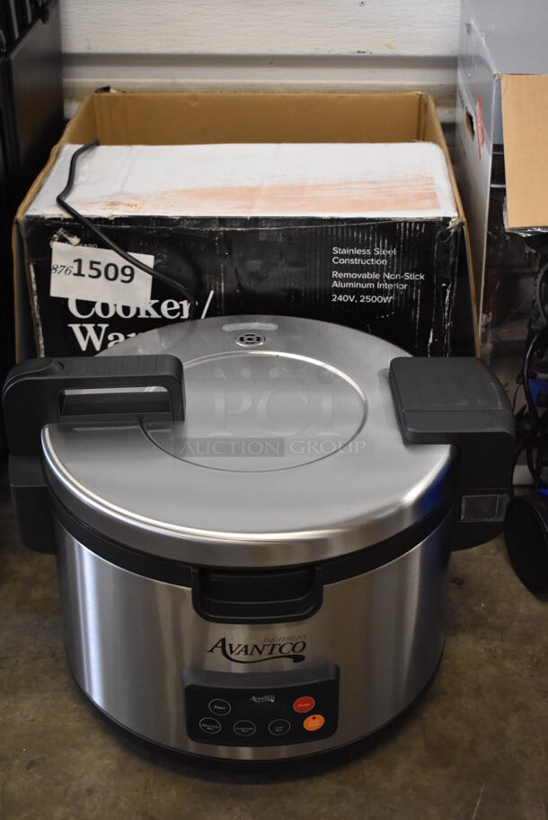 BRAND NEW IN BOX! Avantco 177RCSA90 Stainless Steel Commercial Countertop Rice Cooker. 240 Volts, 1 Phase. 21.5x19x16. Tested and Working! - Image 1 of 7