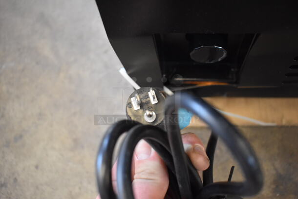 BRAND NEW SCRATCH AND DENT! Danby DIM32D1BSSPR Stainless Steel Commercial Self Contained Ice Machine. 115 Volts, 1 Phase. Tested and Working! - Image 5 of 6