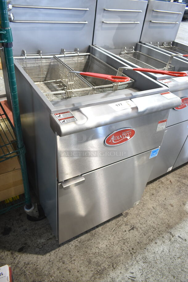 BRAND NEW SCRATCH AND DENT! 2024 Avantco 177FFES70N Stainless Stee Commercial 65-70 lb. Natural Gas Floor Fryer w/ 2 Metal Fry Baskets. 100,000 BTU - Image 3 of 7