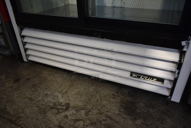 True GDM-41 Metal Commercial 2 Door Reach In Cooler Merchandiser w/ Poly Coated Racks. 115 Volts, 1 Phase. Tested and Powers On But Does Not Get Cold - Image 4 of 9