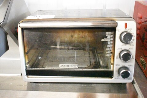 Black & Decker TO1950SBD Countertop Toaster Oven. 120 Volts, 1 Phase. Tested and Working!