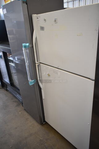 Maytag M1TXEGMYW01 Metal Cooler Freezer Combo Unit. 115 Volts, 1 Phase. Tested and Powers On But Does Not Get Cold

