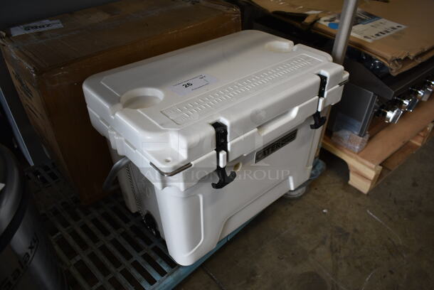 BRAND NEW SCRATCH AND DENT! CaterGator 215JB20WH White Poly 20 Quart Rotomolded Jockey Box. Tested and Working! - Image 2 of 8