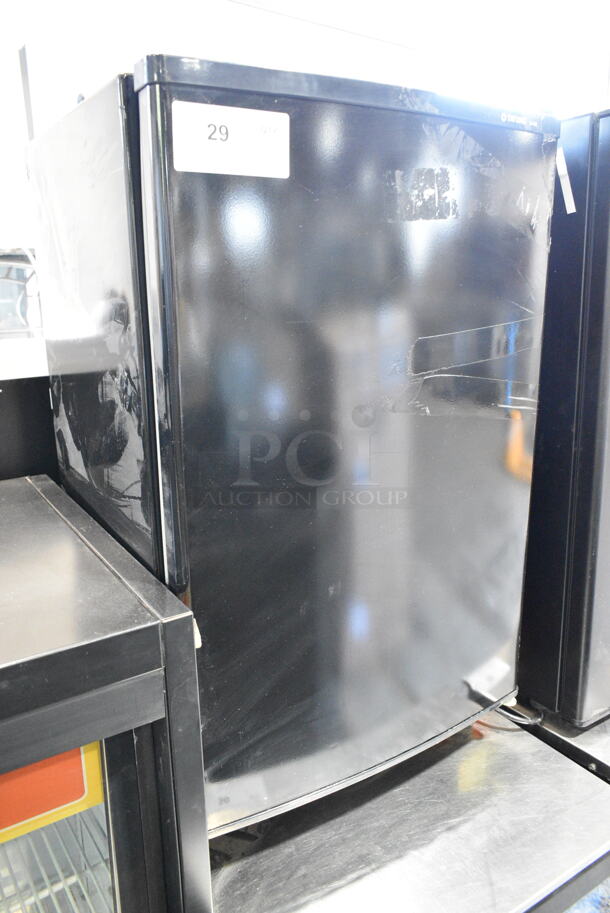 Tatung TR-4RD Mini Cooler. 115 Volts, 1 Phase. Tested and Powers On But Does Not Get Cold - Image 2 of 6