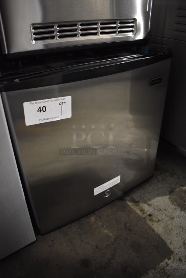 BRAND NEW SCRATCH AND DENT! Whynter CUF-112SS Metal Mini Freezer. 115 Volts, 1 Phase. 18.5x17x19.5. Tested and Working! - Image 3 of 6