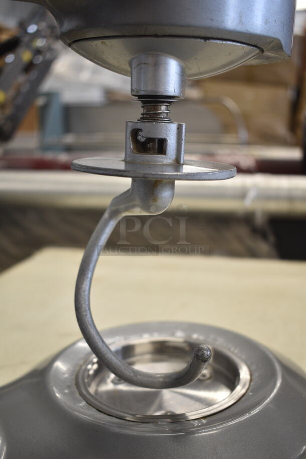 Cuisinart SM-50 Metal Countertop 5 Quart Planetary Dough Mixer w/ Dough Hook Attachment. 120 Volts, 1 Phase. Tested and Working! - Image 5 of 6