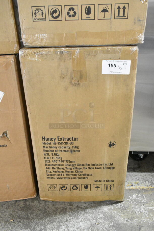 BRAND NEW SCRATCH AND DENT! Vevor HE-15C-3M-US 3 Frame Honey Extractor, Stainless Steel Manual Beekeeping Extraction, Honeycomb Drum Spinner with Transparent Lid - Image 2 of 3