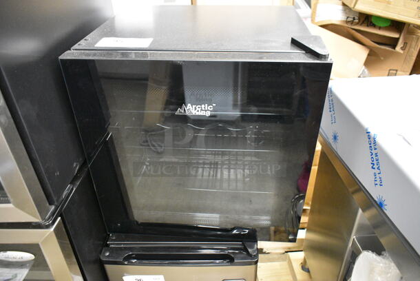 BRAND NEW SCRATCH AND DENT! Arctic King AWCA016ADB 16 Bottle Wine Cooler Bar Fridge Merchandiser. 115 Volts, 1 Phase. Tested and Working! - Image 2 of 7