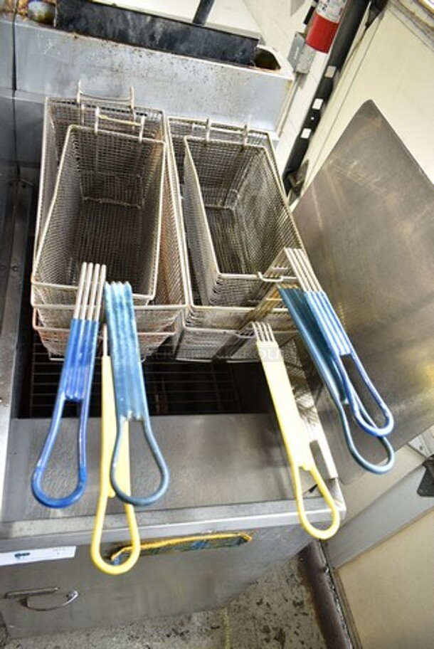 2019 Pitco Frialator 65C Stainless Steel Commercial Natural Gas Powered 65 Pound Capacity Deep Fat Fryer w/ 6 Metal Fry Baskets and Right Side Splash Guard. 150,000 BTU.  - Image 2 of 5