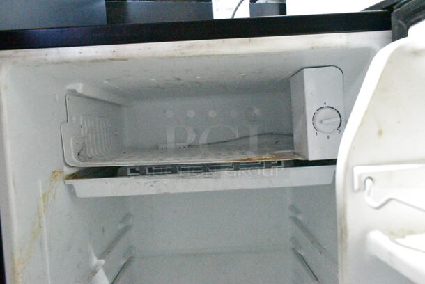 Igloo Nostalgia IRF32BK Mini Cooler. 115 Volts, 1 Phase. Tested and Powers On But Does Not Get Cold    - Image 4 of 5
