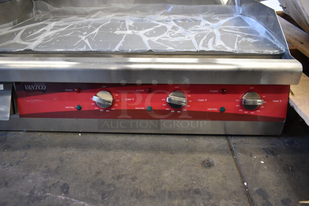 BRAND NEW SCRATCH AND DENT! Avantco 177EG30N Stainless Steel Commercial Countertop Electric Powered Flat Top Griddle. 208/240 Volts, 1 Phase. - Image 3 of 5