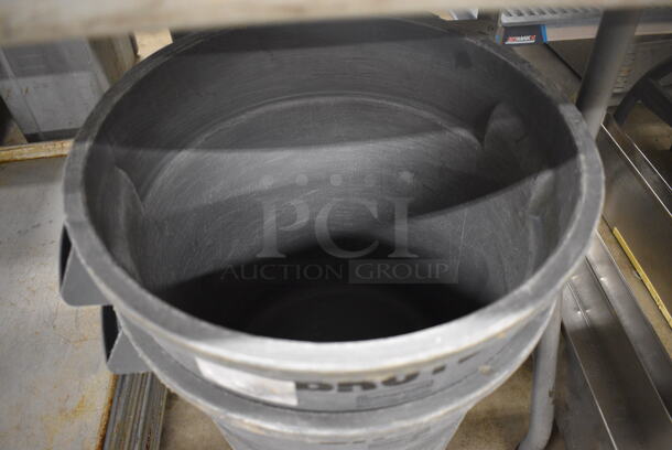 2 Rubbermaid Brute Gray Poly Trash Cans. 17x15.5x17. 2 Times Your Bid! - Image 3 of 4