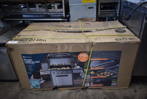 BRAND NEW IN BOX! Members Mark Pro Series 5 Burner Gas Grill.