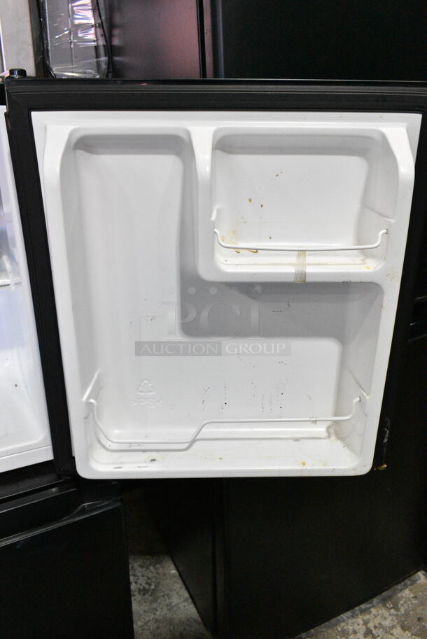 Hisense WMS017M6XBE Mini Cooler. 115 Volts, 1 Phase. Tested and Powers On But Does Not Get Cold - Image 4 of 5