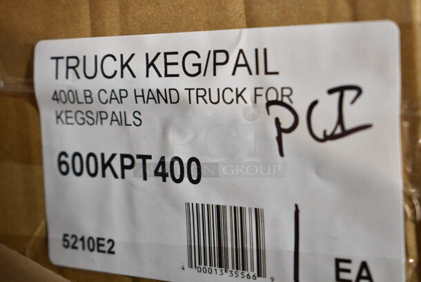 PALLET LOT of 20 BRAND NEW Boxes Including 2 Box 130D66UF Choice 6 1/2" x 6 1/4" Unprinted Plastic Deli Saddle Bag with Flip Top - 2000/Case, 500COLLAR Choice Printed Coffee Cup Sleeve, 795PTOWHT4 Choice 7 7/8 x 5 1/2" x 3 1/2" White Microwavable Folded Paper #4 Take-Out Container - 160/Case, 500CC9 Choice 9 oz. Clear PET Customizable Plastic Squat Cold Cup - 1000/Case, 127RD16BULK Choice 16 oz. Customizable Microwavable Translucent Round Deli Container - 500/Case, 2 Box 612W65 Choice Insulated Foil Sandwich Wrap Sheets 14" x 16" - 1000/Case, 600UT2472S Regency Adjustable Stainless Steel Work Table Undershelf for 24" x 72" Tables - 18 Gauge, 129MCS28B Choice 28 oz. Black Rectangular Microwavable Heavy Weight Container with Lid 8 3/4" x 6 1/4" x 1 3/4" - 150/Case, 5014046XXH Lavex Pro 45 Gallon 3 Mil 40" x 46" Low Density Heavy-Duty Industrial Contractor Black Trash Bag / Can Liner - 50/Case, 500MFTN Lavex Natural Brown Kraft M-Fold (Multifold) Towel - 4000/Case, 654358115 Boska Friends 16 1/2" Extra-Large Round Beech Wood Serving Board with Handle, 2 Count Donut Boxes, 5008W Choice 8 oz. Tall White Poly Paper Hot Cup - 1000/Case, 622KPT400 Regency 400 lb. Keg and Pail Truck KPT-400, 215PCGDCAP CaterGator Rotomolded Extreme Outdoor Cooler / Ice Chest Drain Cap, AP241029 All Points 24-1029 10 1/2" Cast Iron Front Top Range Burner, 612FL4OZCO Choice 4 oz. Round Foil Ramekin Cup with Board Lid - 500/Case, Axe Handle. 20 Times Your Bid! - Image 12 of 12