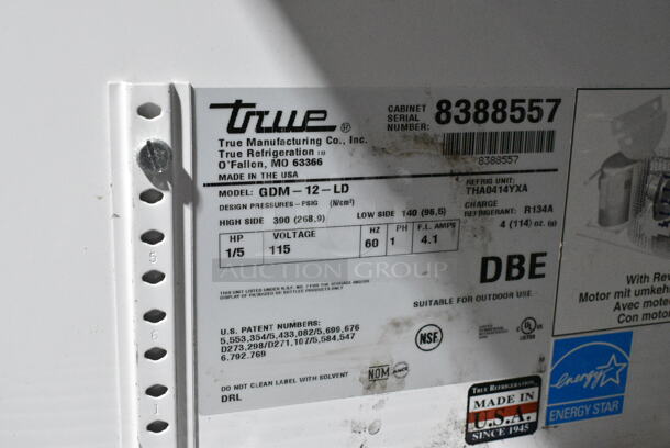 True GDM-12-LD ENERGY STAR Metal Commercial Single Door Reach In Cooler Merchandiser w/ Poly Coated Racks. 115 Volts, 1 Phase. Tested and Powers On But Does Not Get Cold - Image 4 of 4