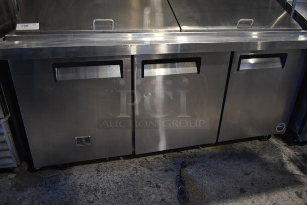 Kelvinator KCMT70.30-HC Stainless Steel Commercial Sandwich Salad Prep Table Bain Marie Mega Top w/ 2 Tier Over Shelf on Commercial Casters. 115 Volts, 1 Phase. Tested and Powers On But Does Not Get Cold - Image 4 of 11