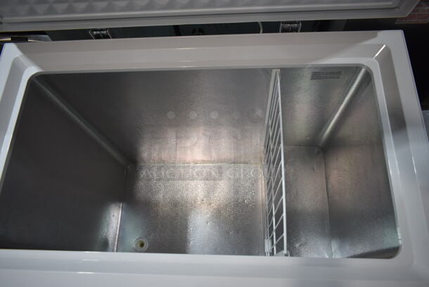 Magic Chef HMCF7W4 Metal Chest Freezer. 115 Volts, 1 Phase. Tested and Working! - Image 3 of 4