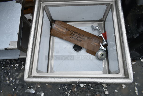 BRAND NEW SCRATCH AND DENT! Steelton 522CS12424  29 1/2" 18-Gauge Stainless Steel One Compartment Commercial Sink without Drainboard - 24" x 24" x 12" Bowl - Image 4 of 7