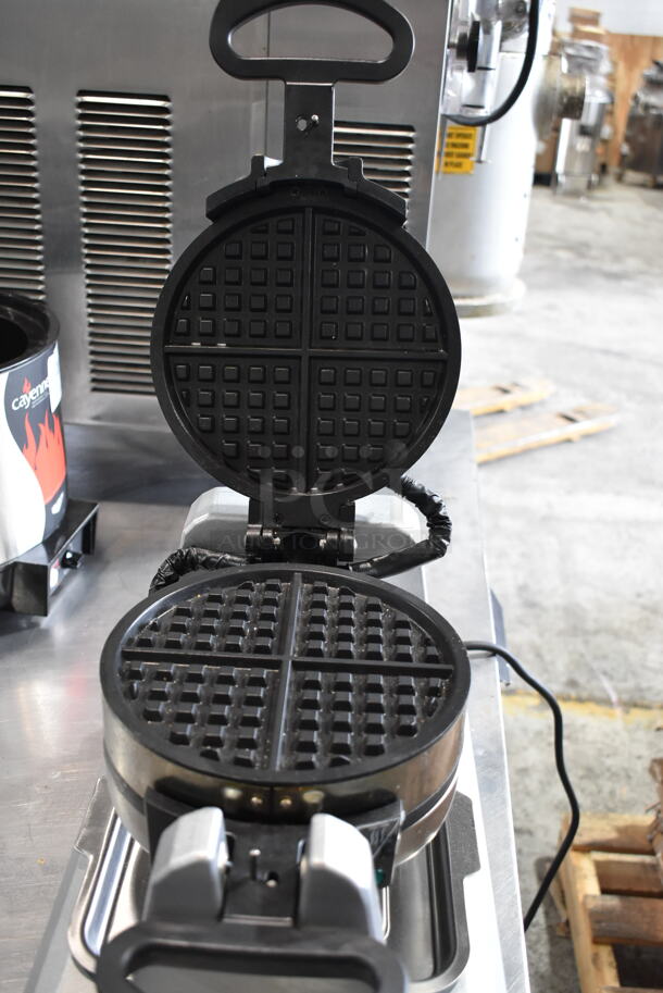 BRAND NEW SCRATCH AND DENT! Waring WWD200 Stainless Steel Countertop Waffle Maker. 120 Volts, 1 Phase. Tested and Working! - Image 3 of 5