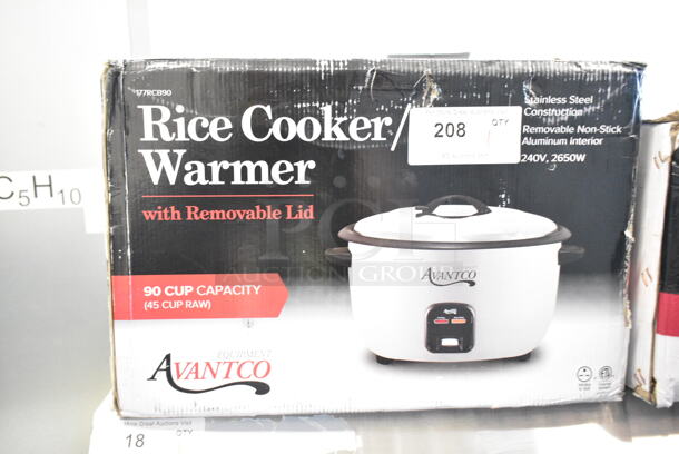 BRAND NEW SCRATCH AND DENT! Avantco 177RCB90 90 Cup (45 Cup Raw) Electric Rice Cooker / Warmer. 240 Volts.  - Image 2 of 3
