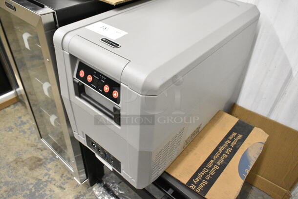 BRAND NEW SCRATCH AND DENT! Whynter FMC-350XP Metal Commercial Countertop 34 Quart Compact Fast Freeze Portable Refrigerator, Real Freezer for Car, Home, Camping, RV-8°F to 50°F. 110-120 Volts, 1 Phase. Tested and Working! - Image 3 of 9