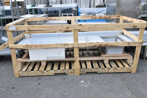 BRAND NEW IN CRATE! Regency 600ST3096R Stainless Steel Table w/ Sink Basin. No Legs.