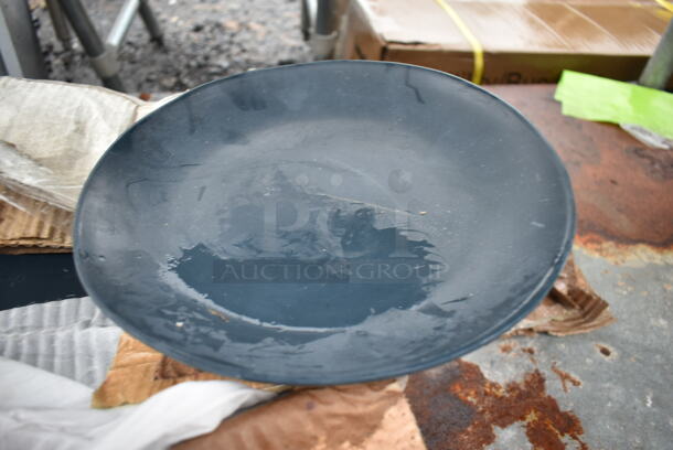 Box of 2 Plates.  - Image 1 of 2