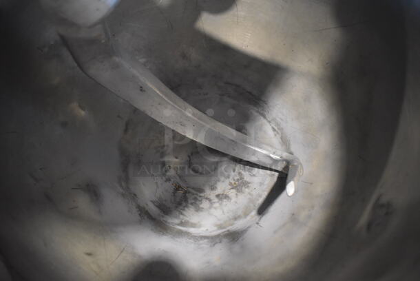 REFURBISHED! Hobart H-600 Metal Commercial Floor Style 60 Quart Planetary Dough Mixer w/ Stainless Steel Mixing Bowl and Dough Hook Attachment. Unit Has Been Professionally Refurbished! 208 Volts, 3 Phase. 28x40x56 - Image 7 of 9