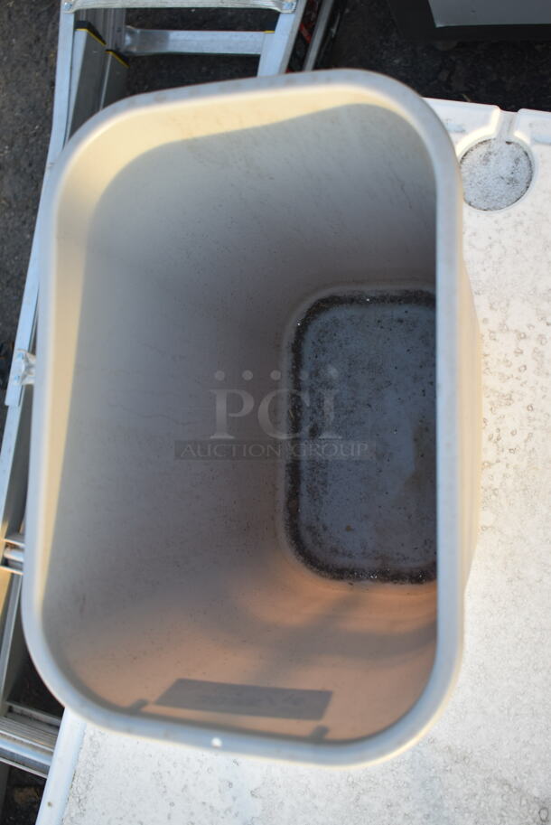 BRAND NEW SCRATCH AND DENT! Rubbermaid FG295600GRAY 28 Qt. / 7 Gallon Gray Rectangular Wastebasket / Trash Can - Image 3 of 4