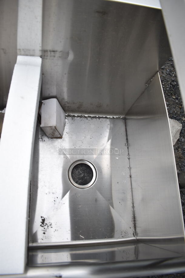 BRAND NEW SCRATCH AND DENT! Stainless Steel Commercial 3 Bay Sink.  - Image 4 of 7