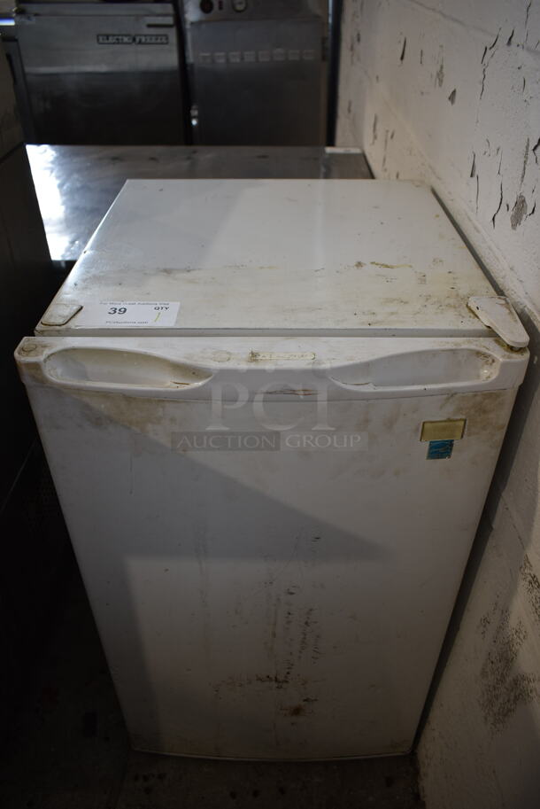 Avanti RM4406W Metal Mini Cooler. 115 Volts, 1 Phase. Tested and Working! - Image 1 of 6