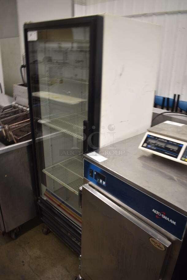 True GDM-12 Commercial Single Door White Reach-In Merchandiser Cooler With Polycoated Shelves On Commercial Casters. 115V, 1 Phase. Tested and Powers On But Does Not Get Cold - Image 3 of 5