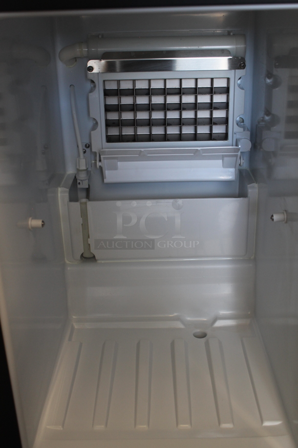BRAND NEW SCRATCH AND DENT! Whynter UIM-502SS Stainless Steel Commercial Built-in / Freestanding Maker-50lb Capacity Clear Cube Ice Maker. 115 Volts, 1 Phase. Tested and Working! - Image 2 of 7