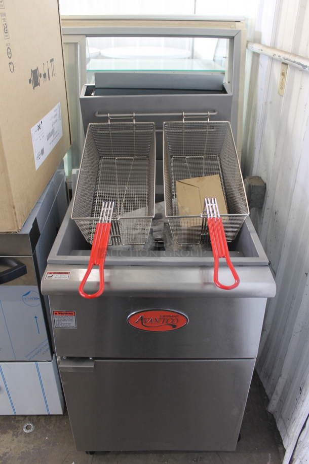 BRAND NEW SCRATCH AND DENT! Avantco FF100 Liquid Propane 70-100 lb. Stainless Steel Tube Floor Fryer on Commercial Casters- 150,000 BTU - Image 1 of 11