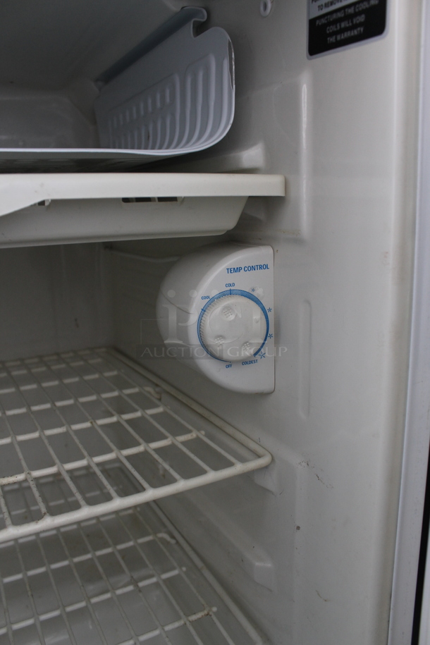 General Electric GE GMR04AAMBWW Mini Cooler. 120 Volts, 1 Phase. Tested and Working! - Image 3 of 5